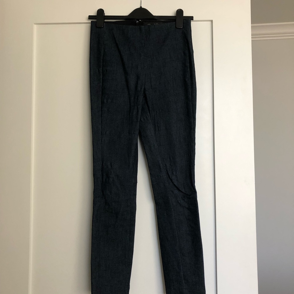 High wasted, ankle crop jeans with back zip.